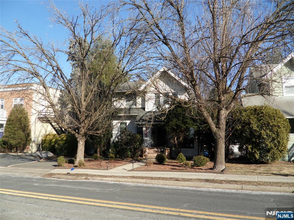 109 Maple Ave 1, Ridgewood, New Jersey - 1 Bedrooms  
2 Bathrooms  
5 Rooms - 