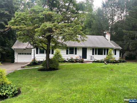 Photo of 16 Dater Lane, Saddle River, NJ 07458 (MLS # 26028757)
