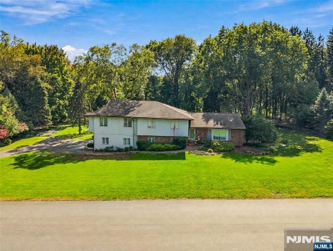 Photo of 7 Saddle Brook Drive, Ho-Ho-Kus, NJ 07423 (MLS # 26040156)