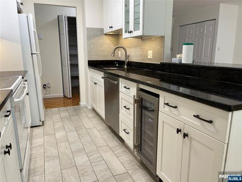 Photo of 140 Euclid Ave #2G, Hackensack, NJ 07601 (MLS # 25039038)