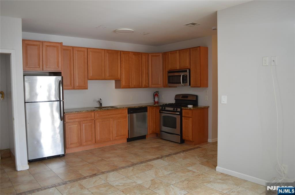1618 Front 5, Bergenfield, New Jersey - 2 Bedrooms  
1 Bathrooms  
3 Rooms - 