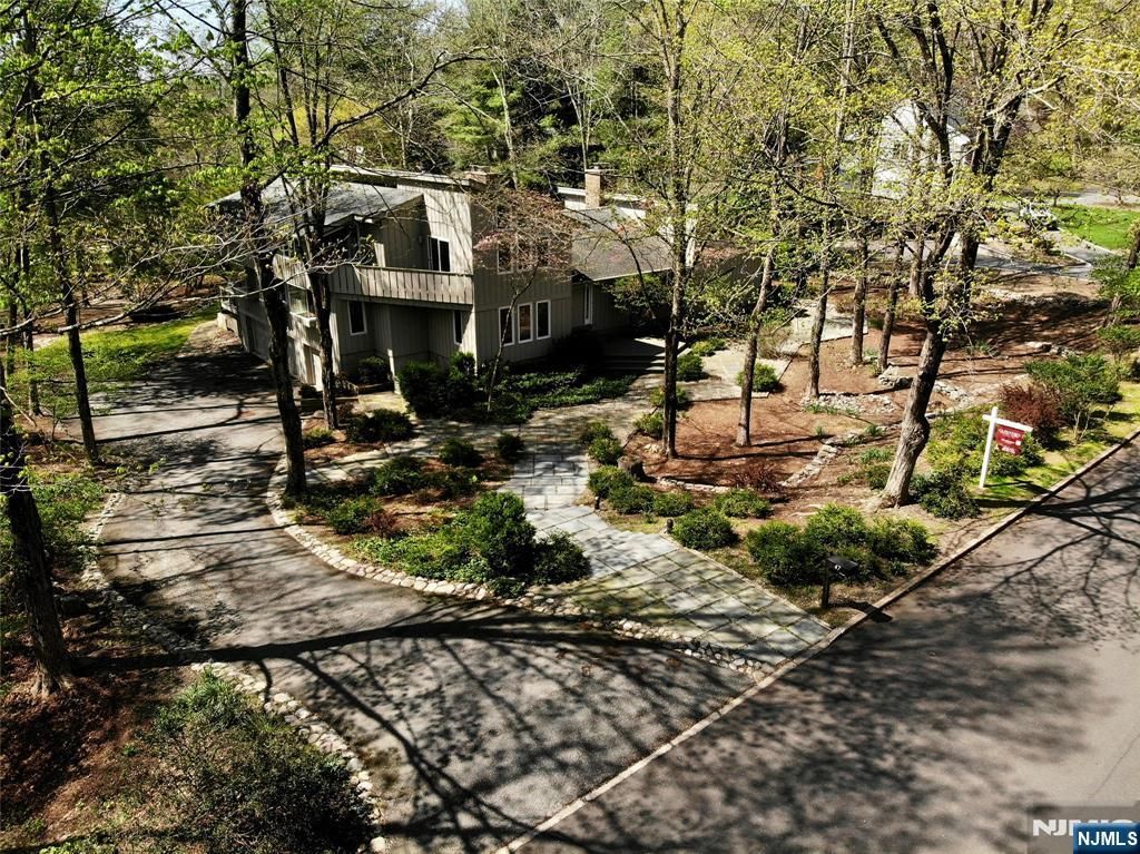 Photo of 47 Hopper Farm Road, Upper Saddle River, NJ 07458 (MLS # 26013991)