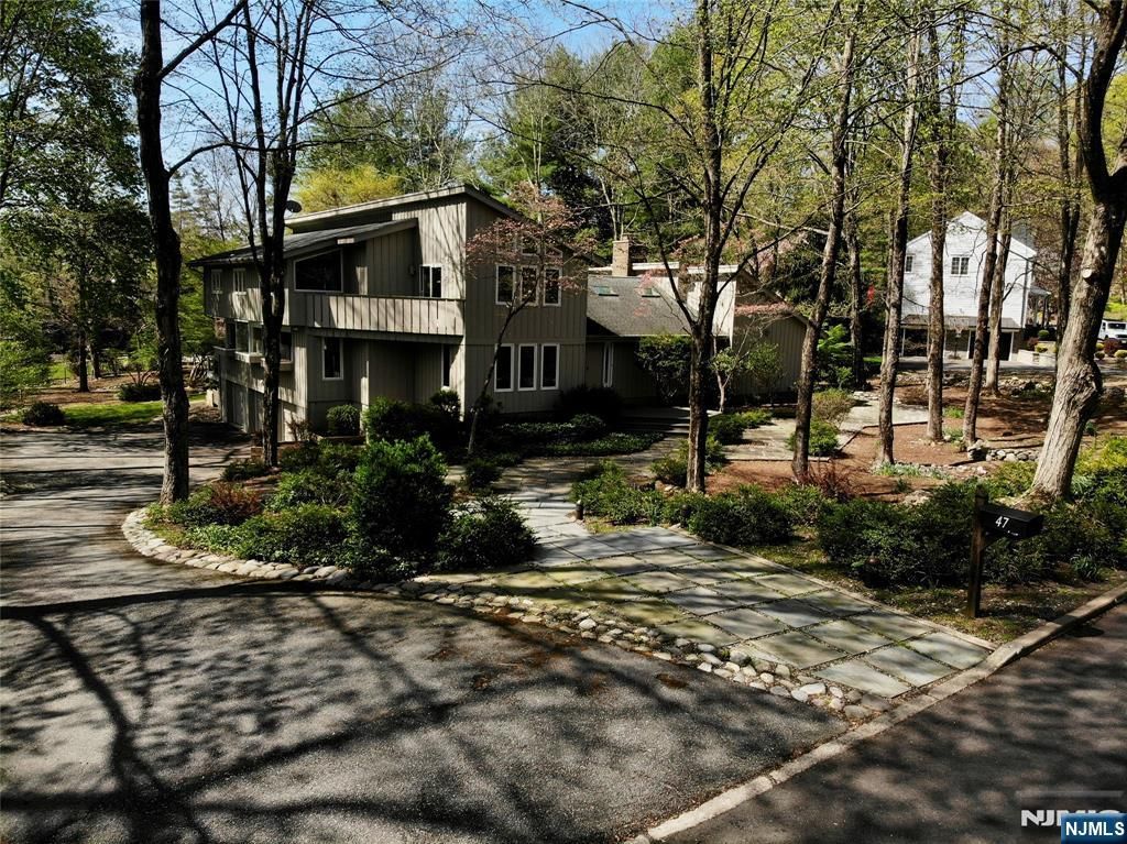 Photo of 47 Hopper Farm Road, Upper Saddle River, NJ 07458 (MLS # 26013991)