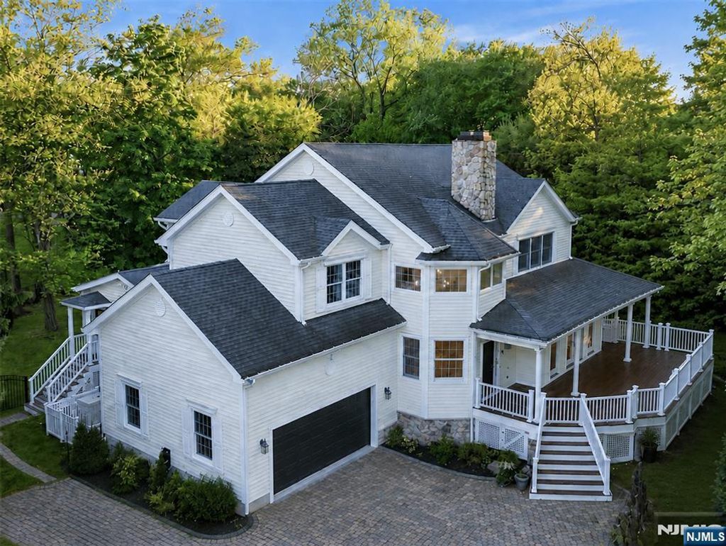 Photo of 8 Lauren Pond Court, Demarest, NJ 07627 (MLS # 26017667)