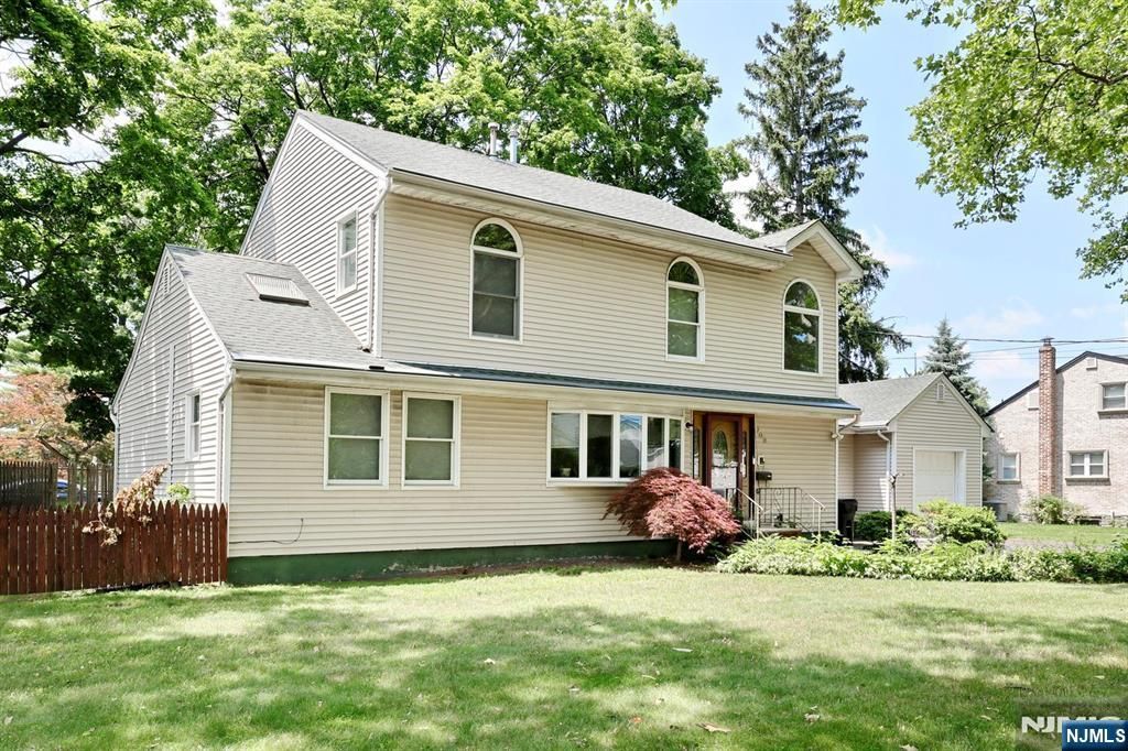 Photo of 703 Chadwick Drive, Paramus, NJ 07652 (MLS # 26024277)