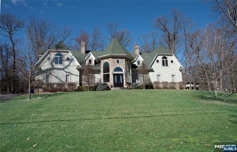 Photo of 673 Glendale Rd #Upstairs Apa, Franklin Lakes, NJ 07417 (MLS # 26011298)