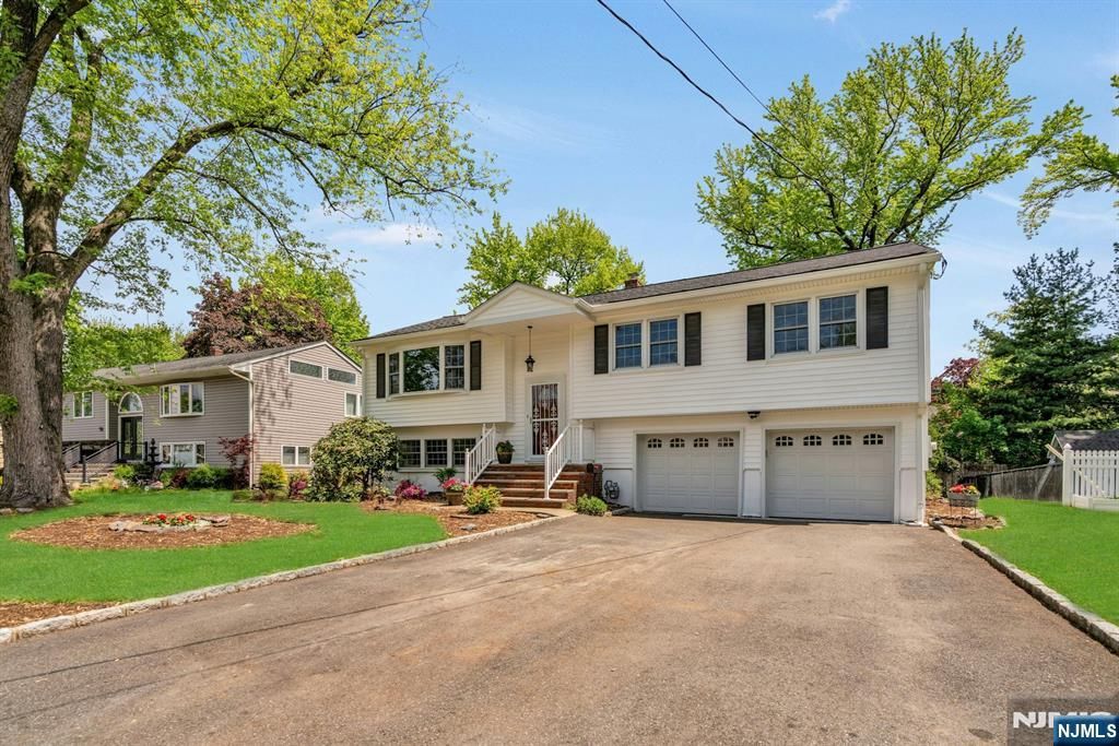 Photo of 98 Vassar Drive, Paramus, NJ 07652 (MLS # 26017110)