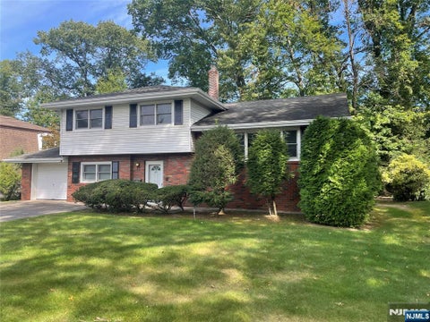 Photo of 420 Lakeview Drive, Oradell, NJ 07649 (MLS # 26030455)