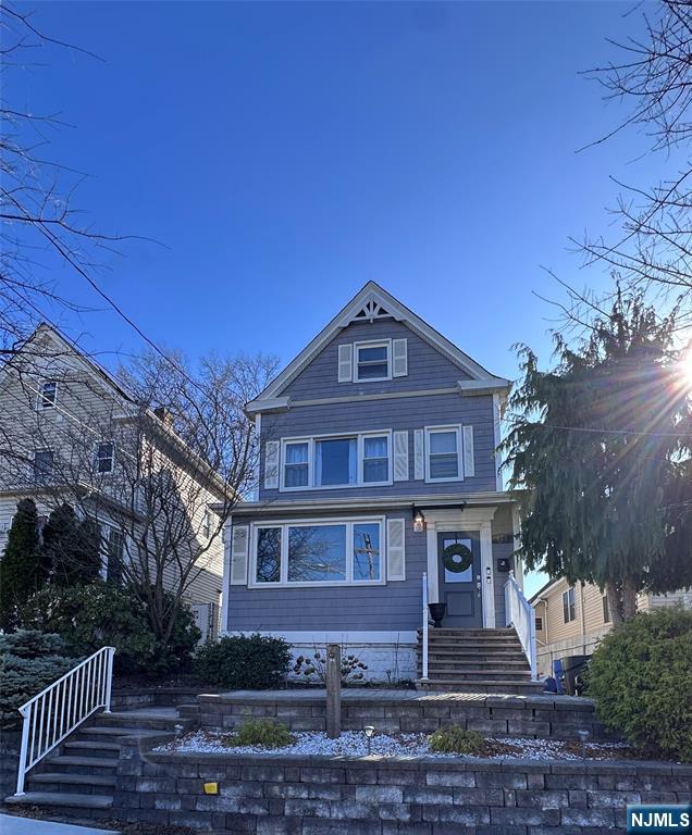 426 Page Ave, Lyndhurst, New Jersey - 2 Bedrooms  
2 Bathrooms  
6 Rooms - 