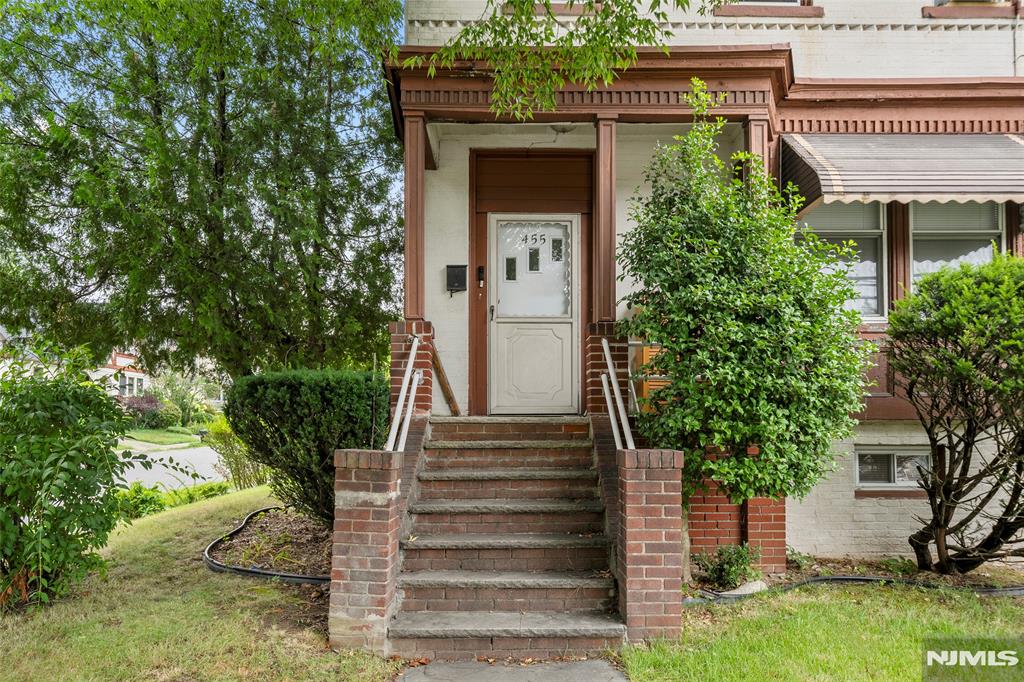 455 Broad Avenue