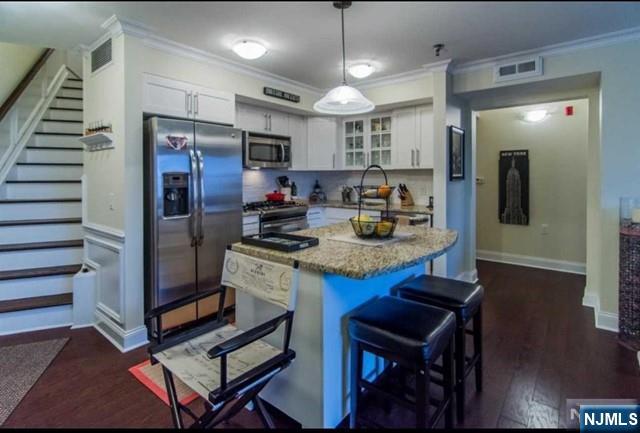 200 Laird Ave 106, Cliffside Park, New Jersey - 2 Bedrooms  
2 Bathrooms  
5 Rooms - 