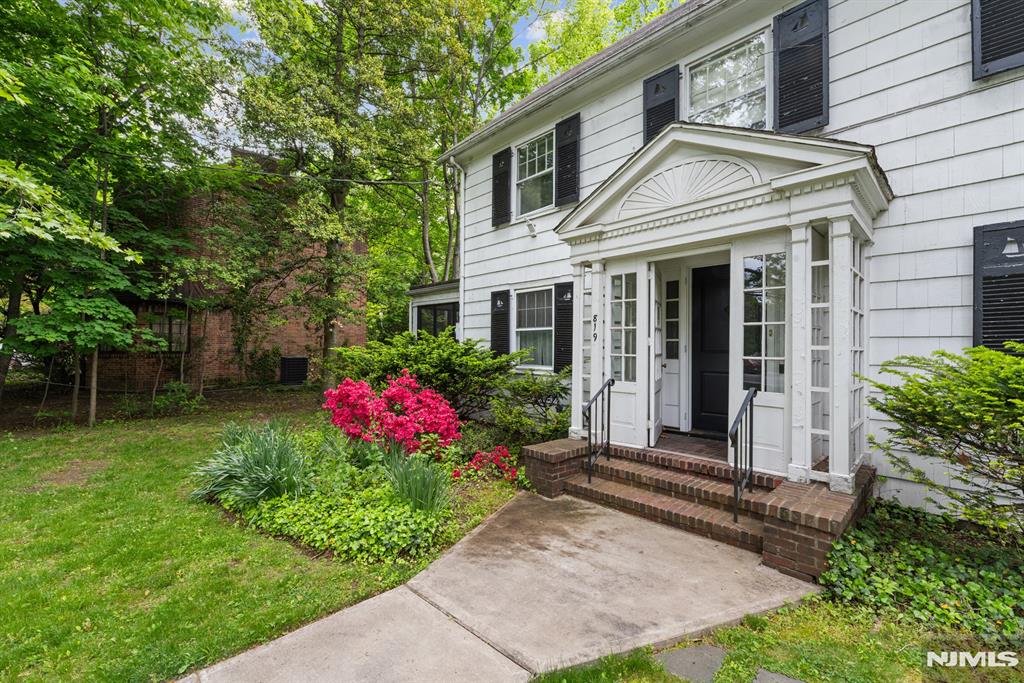 819 Roanoke Avenue