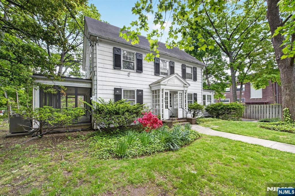819 Roanoke Avenue