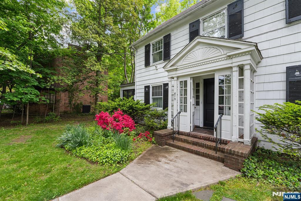 819 Roanoke Avenue