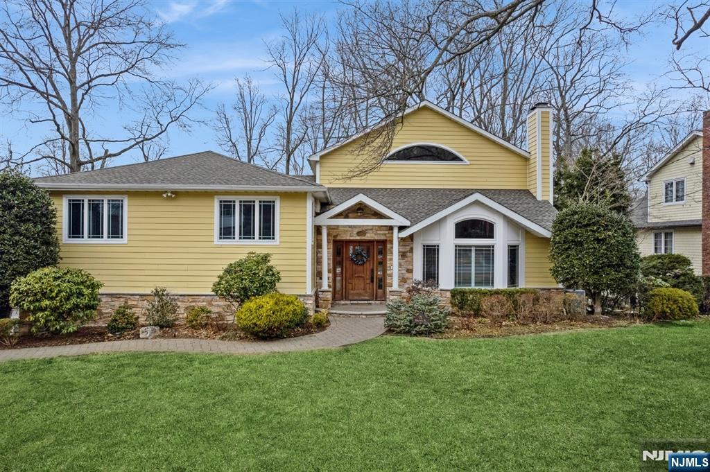 71 Homestead Road, Tenafly, New Jersey - 5 Bedrooms  
5.5 Bathrooms  
13 Rooms - 