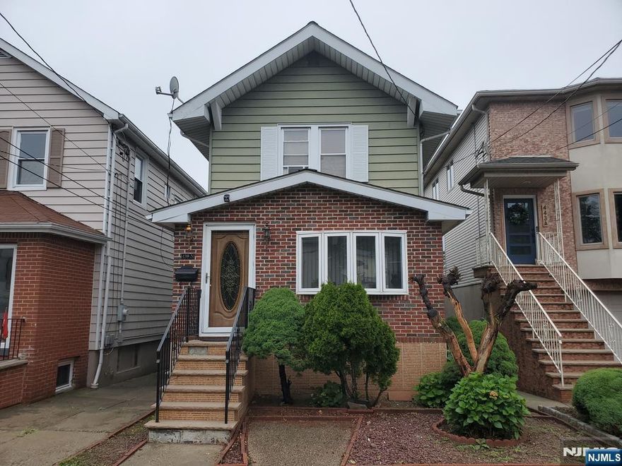 Well maintained colonial. Modern Kitchen with Stainless Steel appliances and granite counter tops. A short distance to NYC buses. Close to shopping and schools. Mostly pavered backyard with beds of greenery. Potential to expand attic. Two and a half baths; one full master and a full and half respectively just outside the other two bedrooms. Beautiful floors throughout. Brick and siding maintenance free.