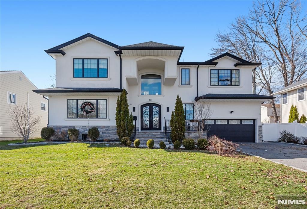 Photo of 537 Spring Valley Road, Paramus, NJ 07652 (MLS # 26007928)