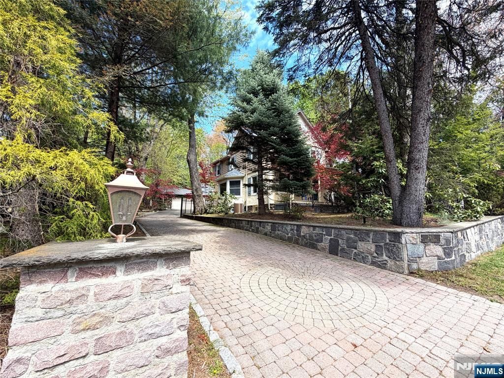 Photo of 260 Glen Avenue, Midland Park, NJ 07432 (MLS # 26014161)