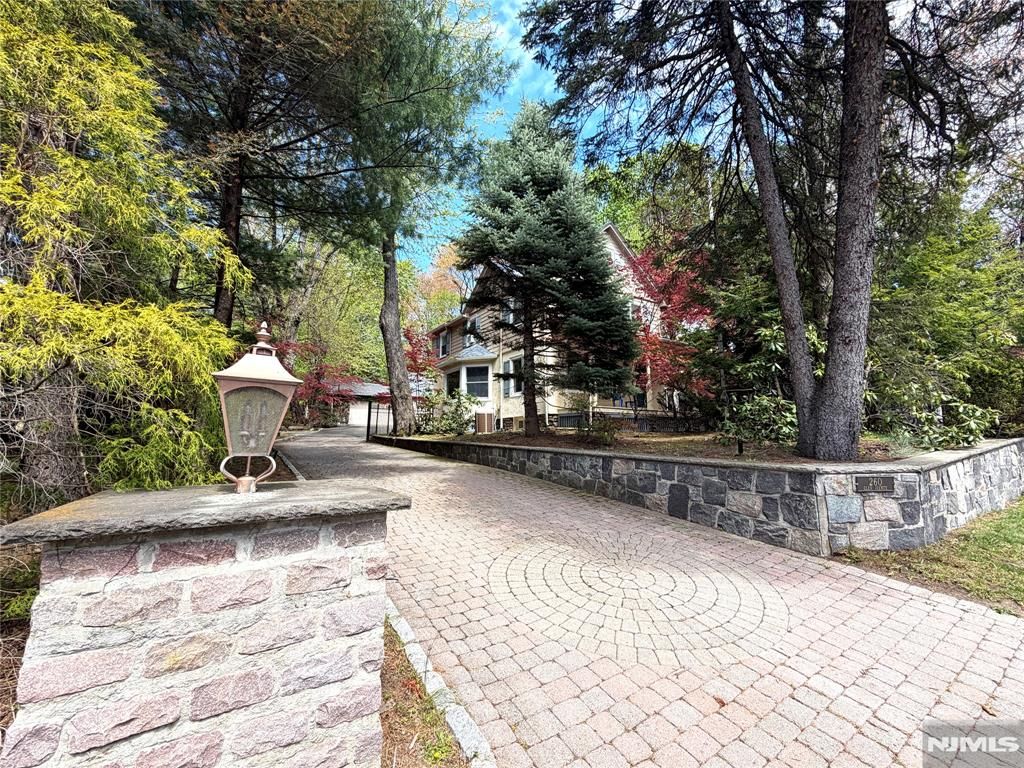 Photo of 260 Glen Avenue, Midland Park, NJ 07432 (MLS # 26014161)