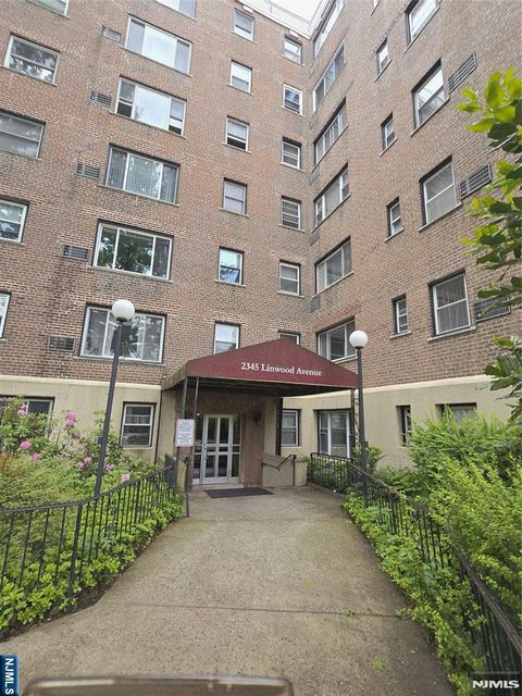 Photo of 2345 Linwood Ave #2H, Fort Lee, NJ 07024 (MLS # 26019534)