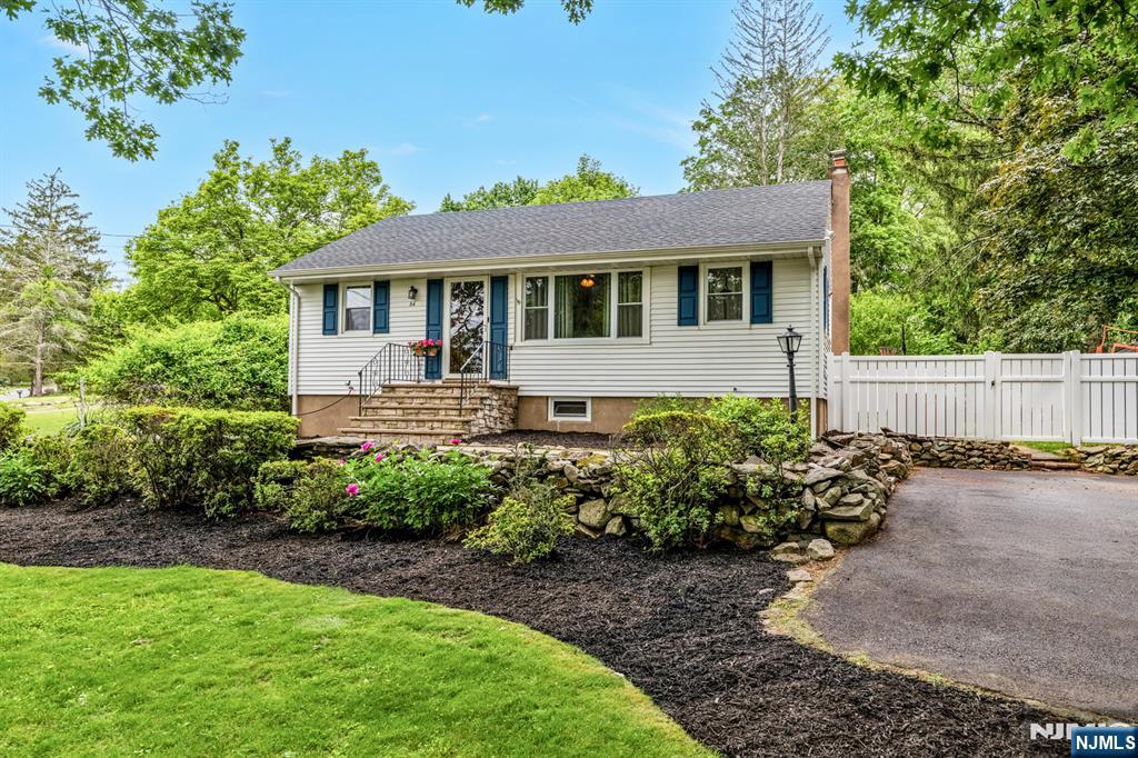 Property for Sale at 86 Franklin Avenue, Oakland, New Jersey - Bedrooms: 2 
Bathrooms: 1 
Rooms: 7  - $499,995
