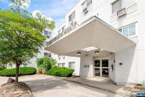 Photo of 333 Grand AVE #3Q, Palisades Park, NJ 07650 (MLS # 26022138)