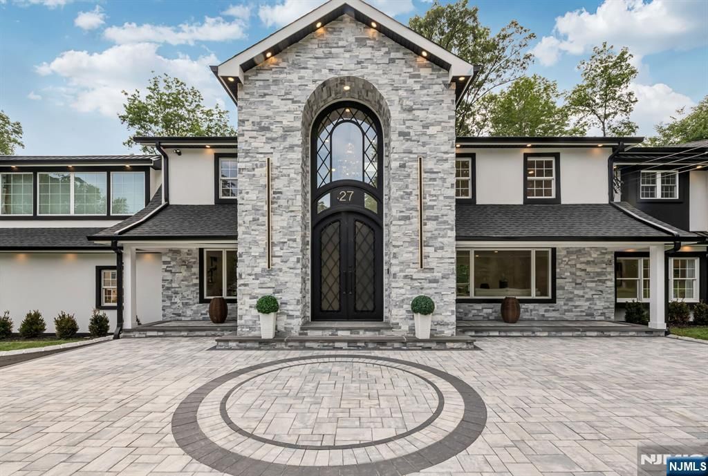 Photo of 27 Applewood Drive, Upper Saddle River, NJ 07458 (MLS # 25020789)