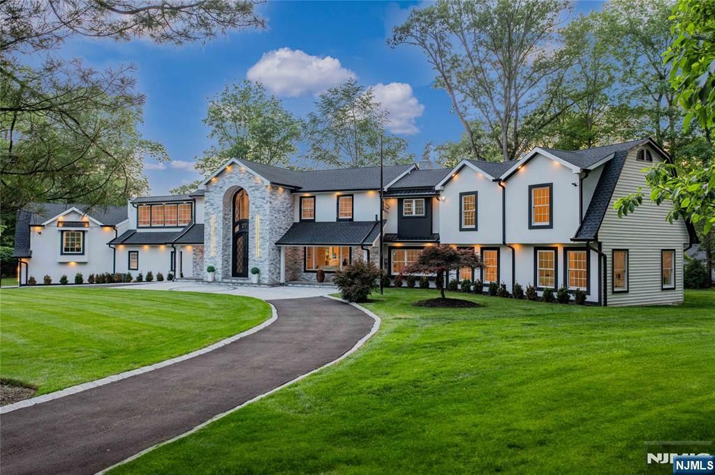 Photo of 27 Applewood Drive, Upper Saddle River, NJ 07458 (MLS # 25020789)