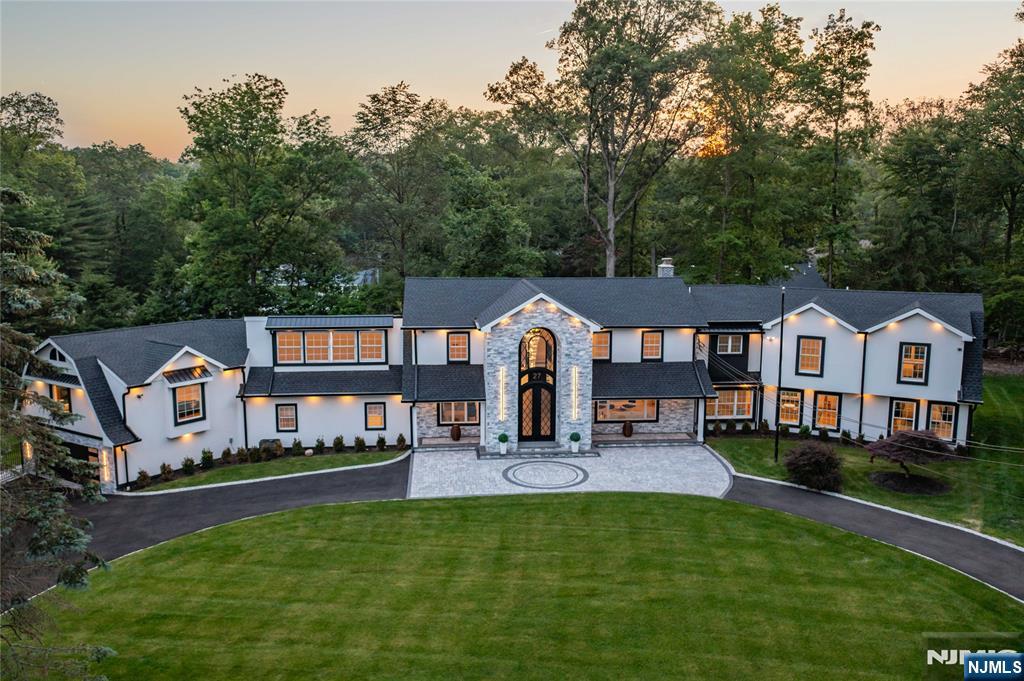27 Applewood Drive, Upper Saddle River, New Jersey - 6 Bedrooms  
7 Bathrooms  
14 Rooms - 