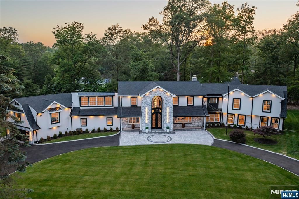 Photo of 27 Applewood Drive, Upper Saddle River, NJ 07458 (MLS # 25020789)