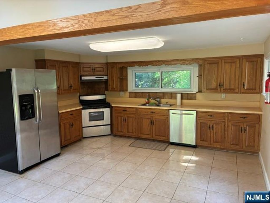 Photo of 19 Crescent Road, Wayne, NJ 07470 (MLS # 26018668)