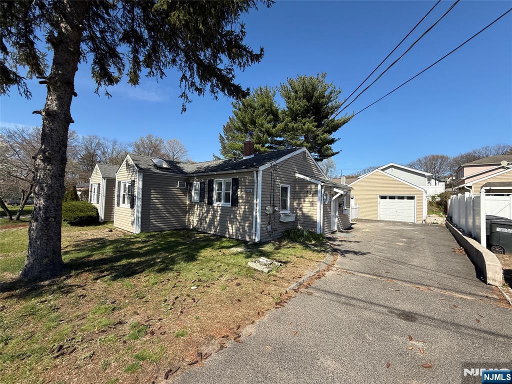 627 Mola Blvd, Elmwood Park, New Jersey - 2 Bedrooms  
1 Bathrooms  
4 Rooms - 