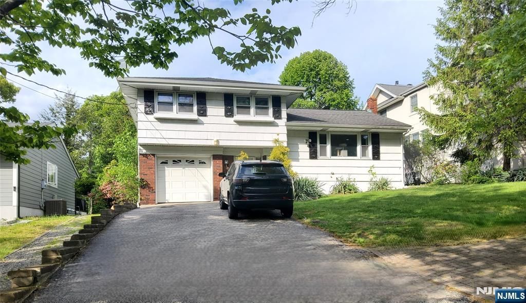 Photo of 485 E Palisade Avenue, Englewood Cliffs, NJ 07632 (MLS # 26017604)