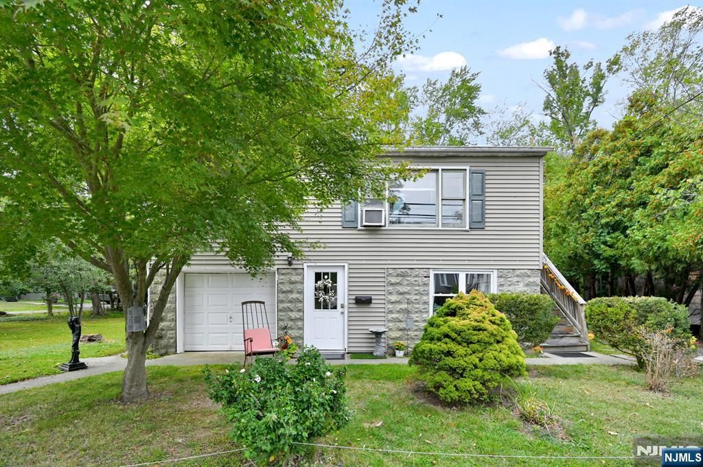 Photo of 92 Lakeview Terrace, Oakland, NJ 07436 (MLS # 25034464)