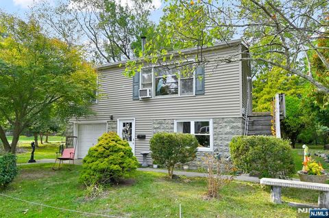 Photo of 92 Lakeview Terrace, Oakland, NJ 07436 (MLS # 25034464)