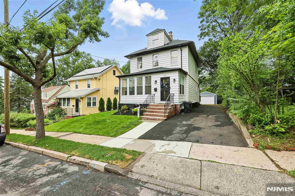 535 Center Place, Teaneck, New Jersey - 4 Bedrooms  
4 Bathrooms  
16 Rooms - 