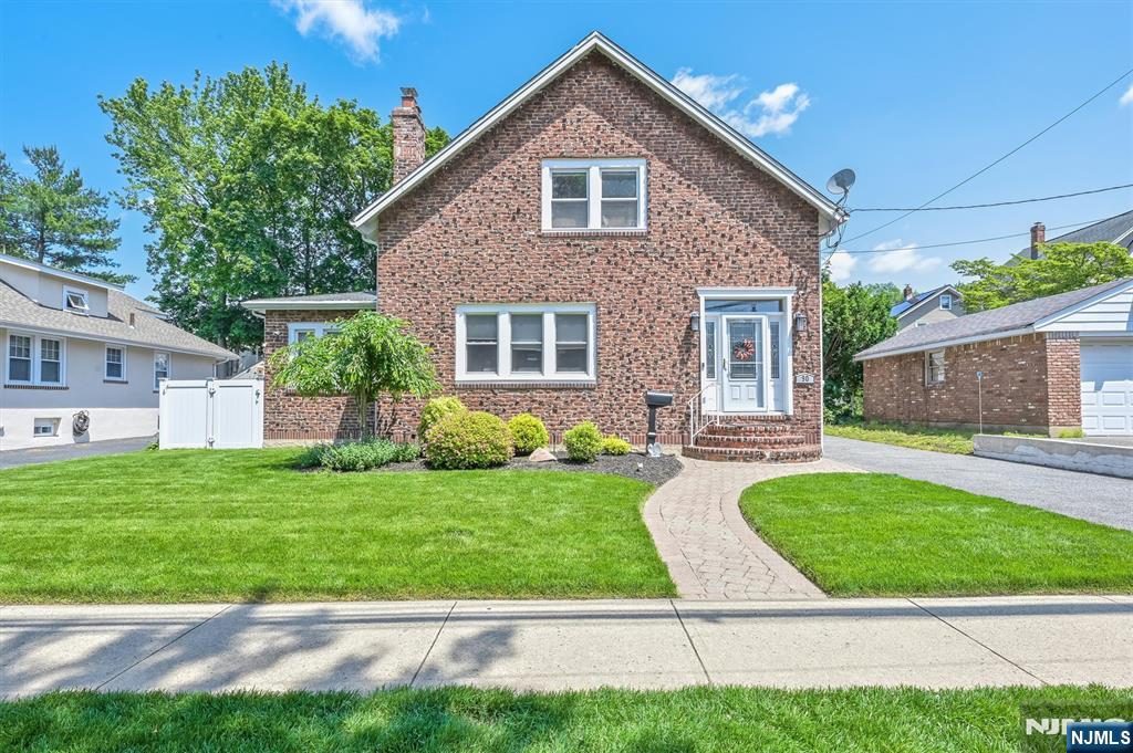 Property for Sale at 90 E Quackenbush Avenue, Dumont, New Jersey - Bedrooms: 3 
Bathrooms: 3 
Rooms: 7  - $779,900