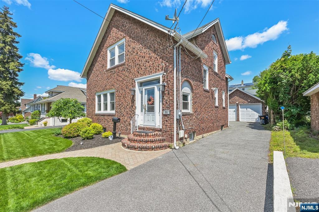 90 E Quackenbush Avenue