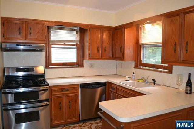 32 Maple, Waldwick, New Jersey - 2 Bedrooms  
1 Bathrooms  
4 Rooms - 