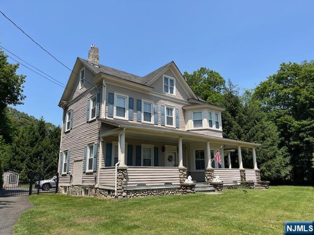 Photo of 889 Circle Avenue, Franklin Lakes, NJ 07417 (MLS # 25019376)