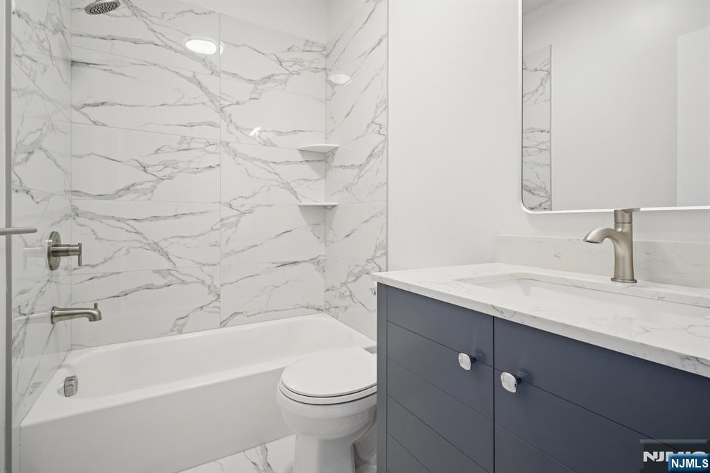 142 Maple Ave 2, Montclair, New Jersey - 4 Bedrooms  
2 Bathrooms  
7 Rooms - 