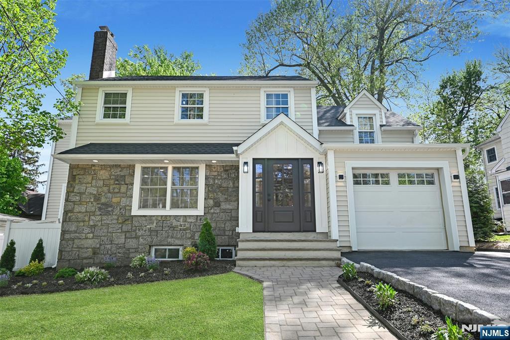 84 Grayson Place, Teaneck, New Jersey - 6 Bedrooms  
5 Bathrooms  
12 Rooms - 