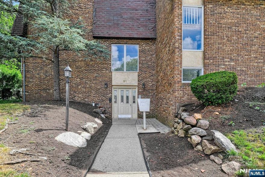 A move in condition 1 bedroom 1 bathroom condo apartment for rent in Bergenfield, NJ. This condo has washer/drier in unit and this condo is on ground floor. There is a separate storage space for this unit. This condo also comes with 1 car garage and 1 car parking space. This condo is very near to New York Transportation