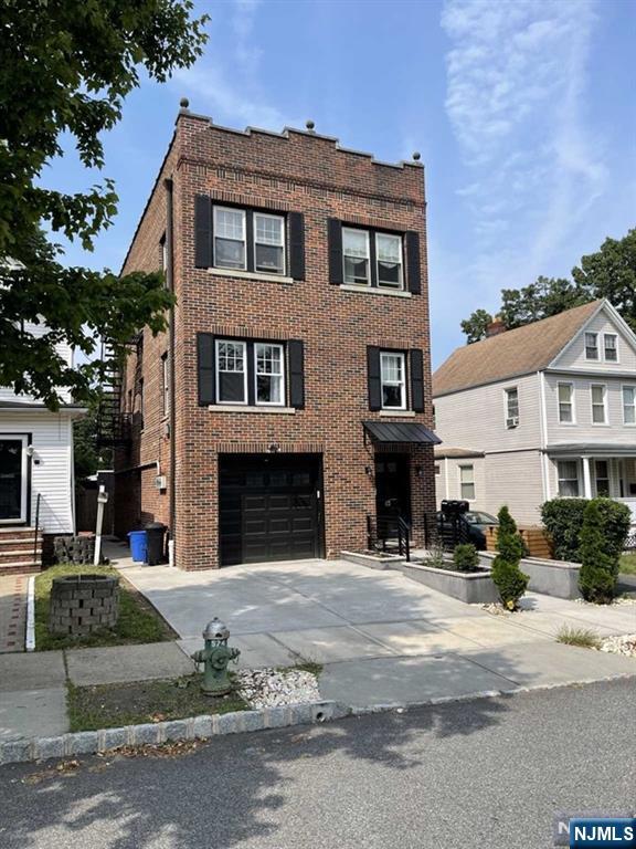 43 Pleasant, Montclair, New Jersey - 2 Bedrooms  
1 Bathrooms  
4 Rooms - 