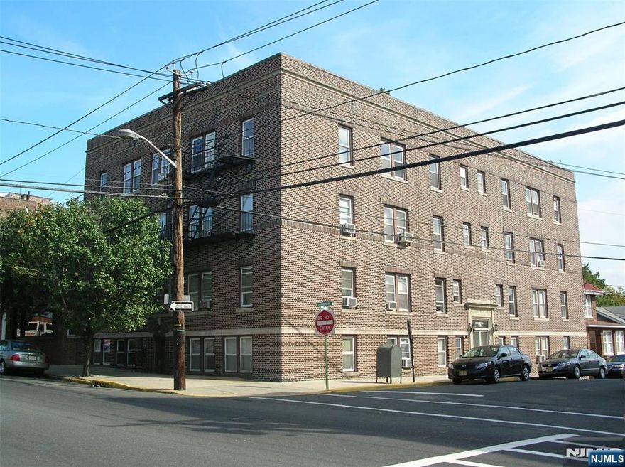 Studio apartment on ground floor. Landlord pays for heat and hot water