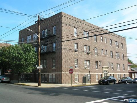 Photo of 402 Anderson Ave, Cliffside Park, NJ 07010 (MLS # 26005322)