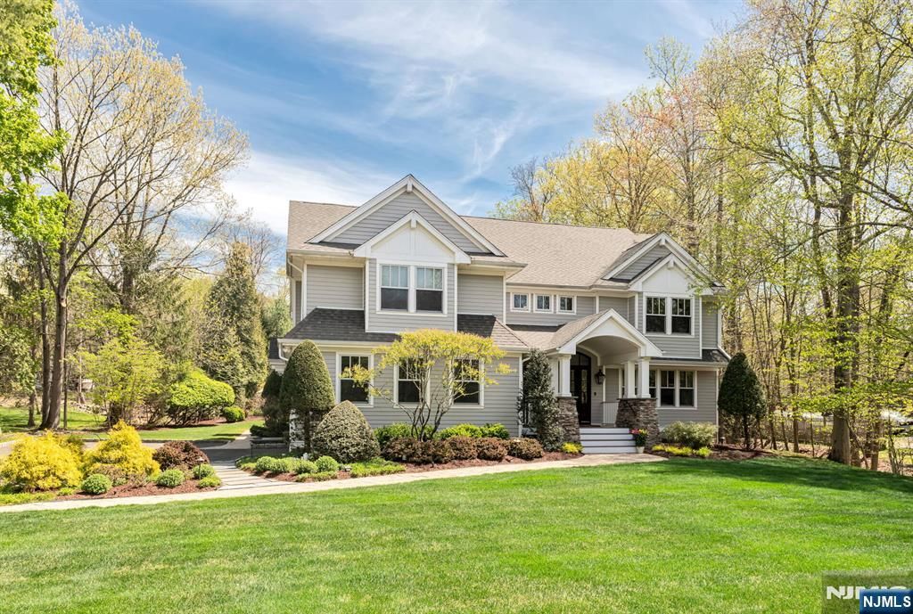 Photo of 8 Mill Glen Court, Upper Saddle River, NJ 07458 (MLS # 26014459)