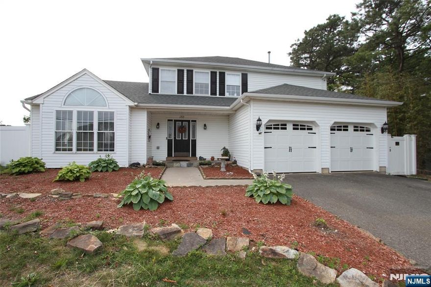 Come see this beautiful and spacious 3 bed 2.5 bath colonial close to everything! Huge kitchen/ family room with gas fireplace, an entertainers delight! front to back living/dining room with large windows and vaulted ceiling. 2 Story foyer leads you to a bright loft area, 2 bedrooms and a hall bath. The large Primary offers a vaulted ceiling, spacious Bathroom and a walk in closet. 2 car garage into the laundry/ utility rm. leads you right into the huge kitchen/family rm.. Fully fenced yard and huge deck!