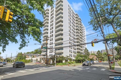 Photo of 1600 Center Avenue #1 A, Fort Lee, NJ 07024 (MLS # 26025161)