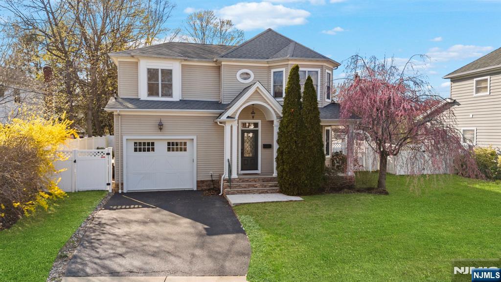 434 4th Avenue, Westwood, New Jersey - 3 Bedrooms  
4 Bathrooms  
9 Rooms - 